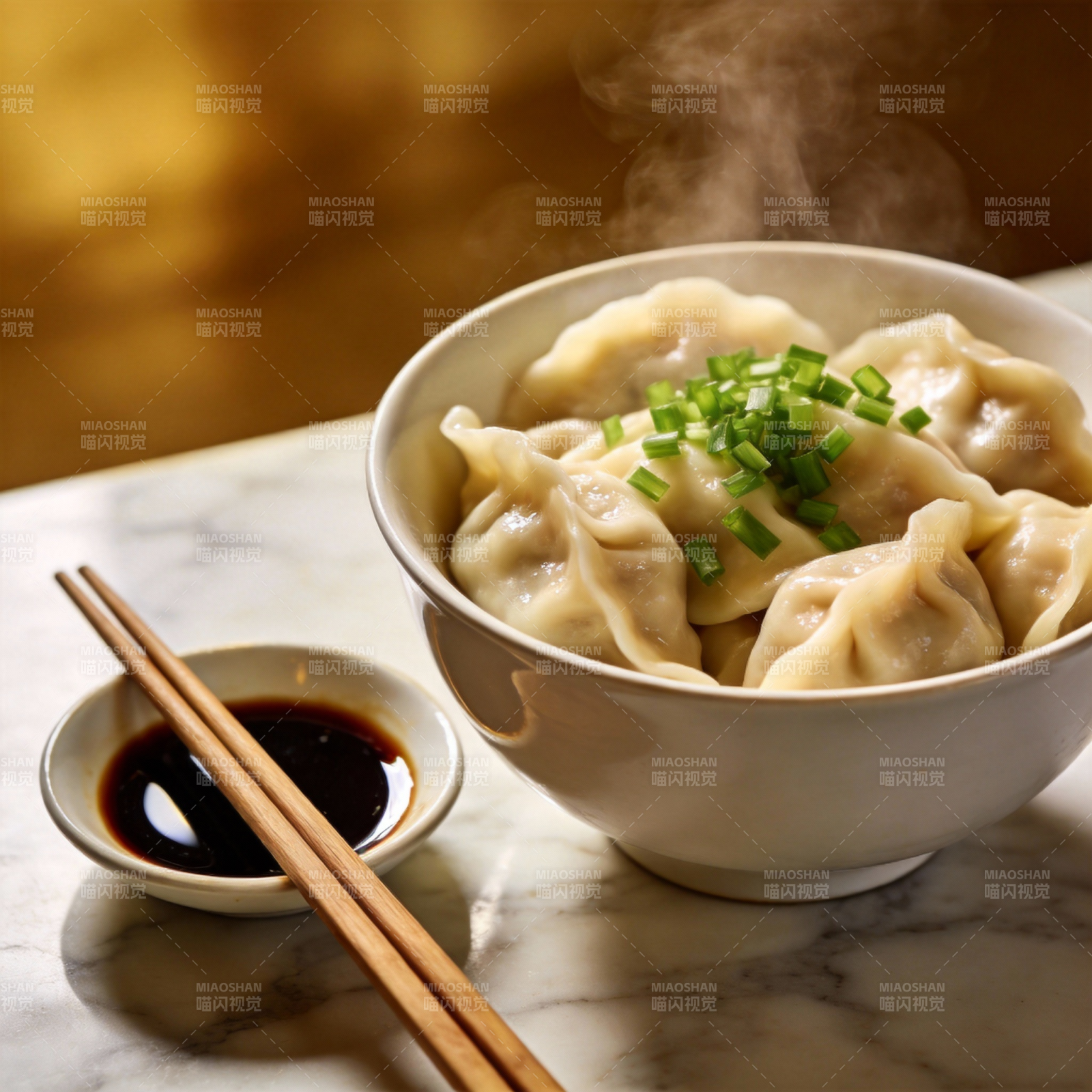 热腾腾的饺子配蘸酱图片