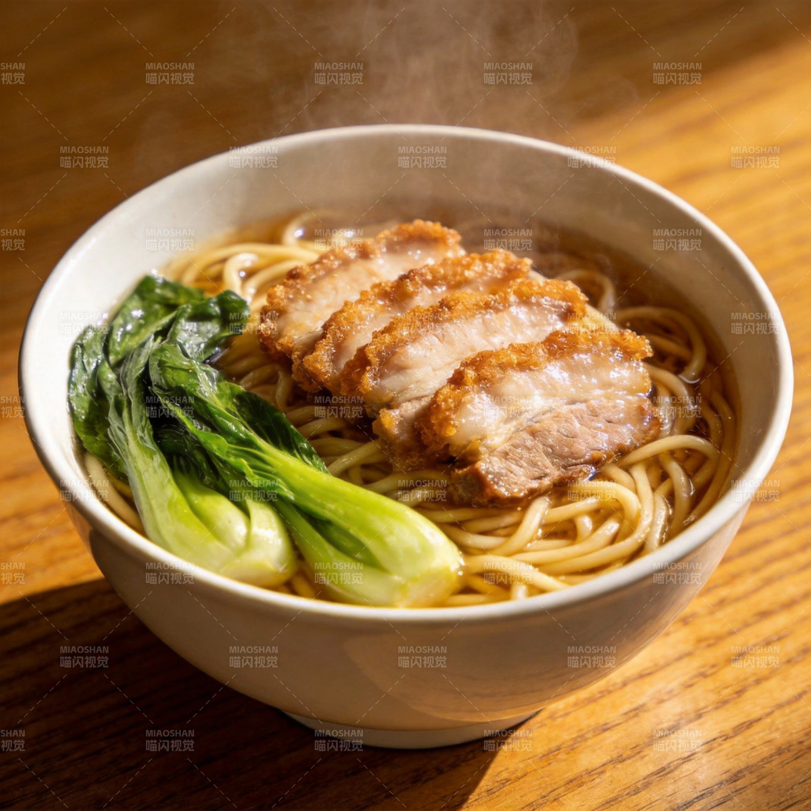 热腾腾的拉面图片