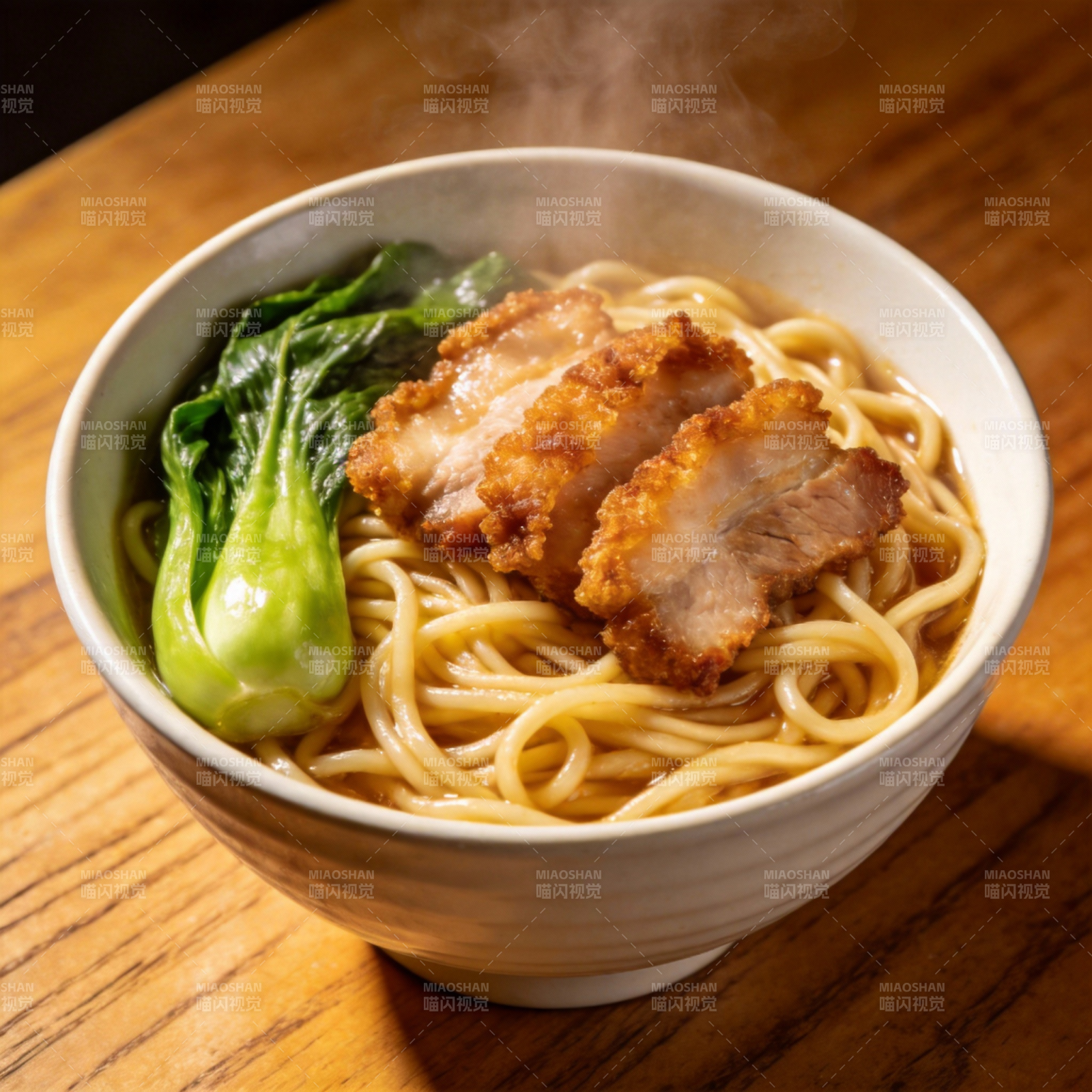 热腾腾的炸猪排面图片