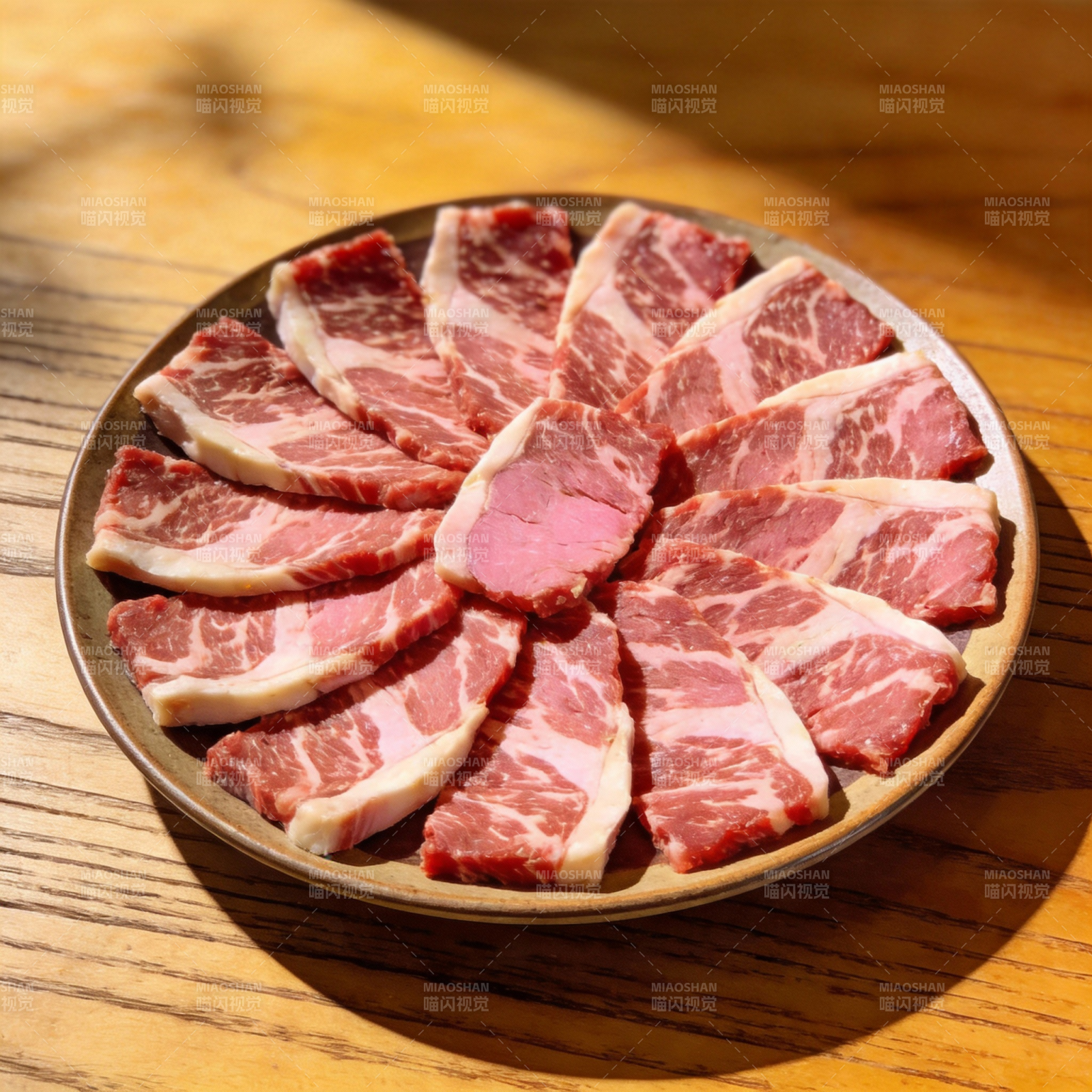 精致牛肉片摆盘图片