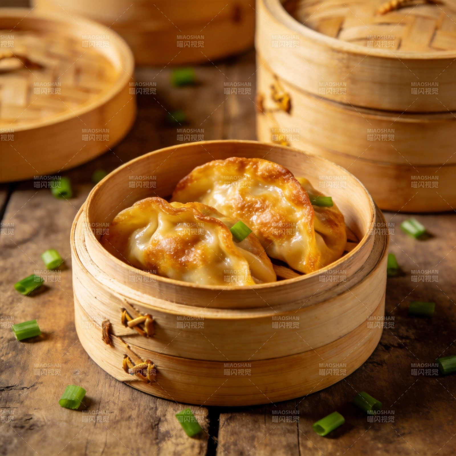 蒸笼里的美味饺子图片