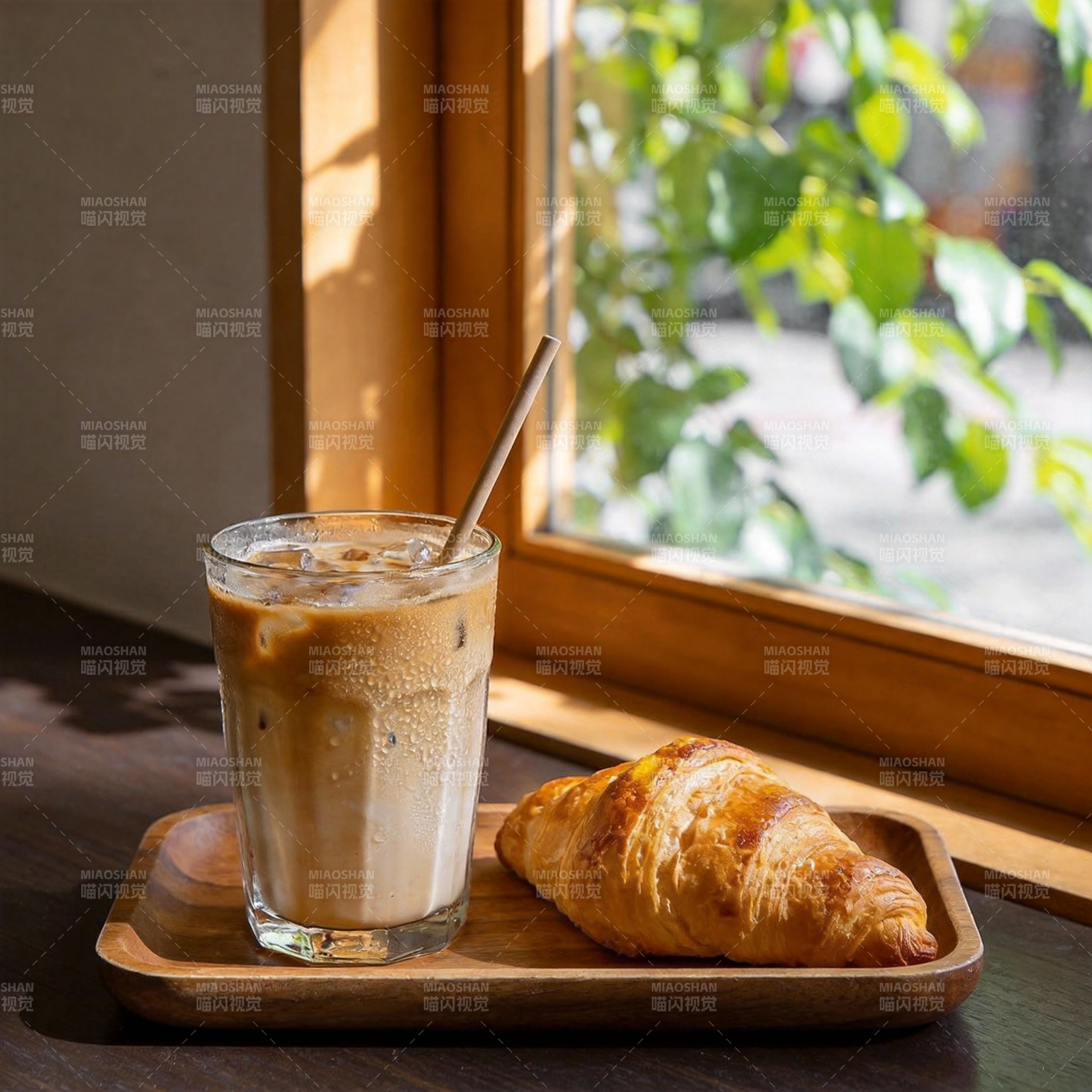 窗边咖啡与羊角面包图片