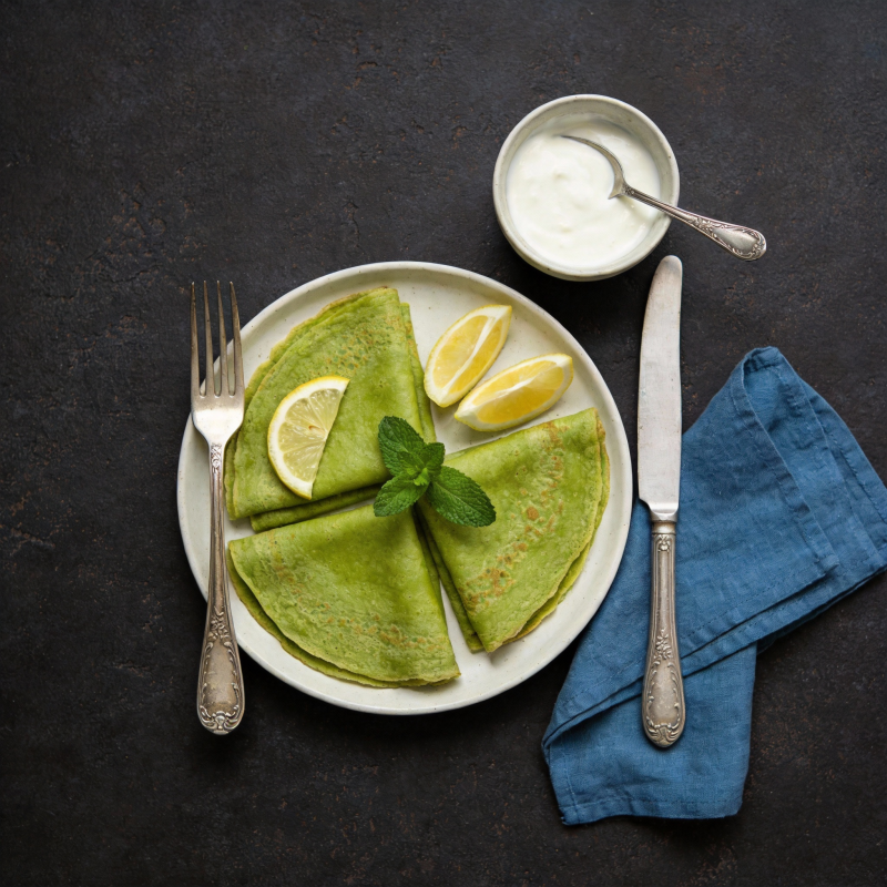 青色薄饼配柠檬图片