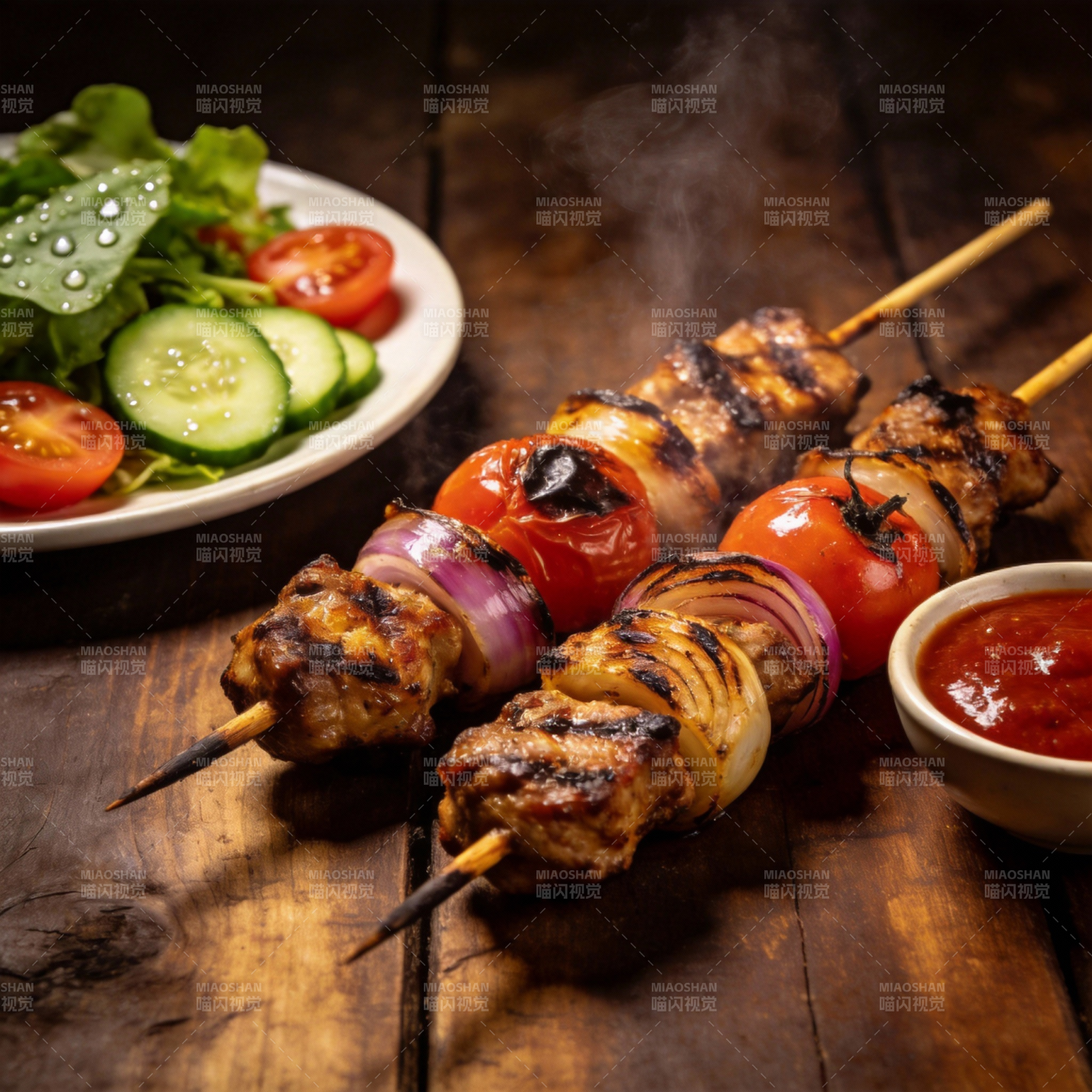 烤肉串配沙拉图片