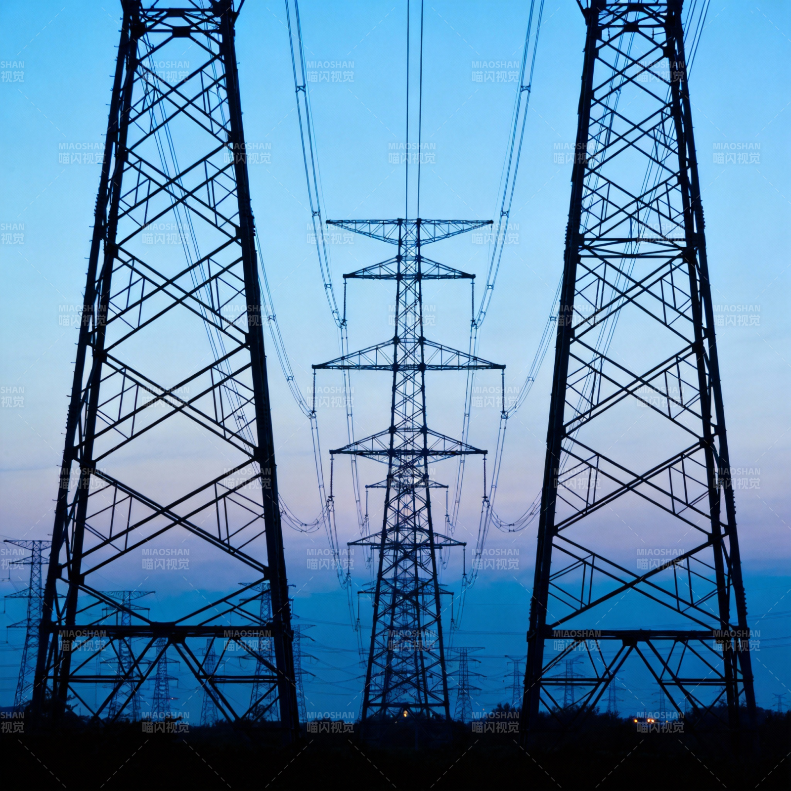 高压电塔剪影图片