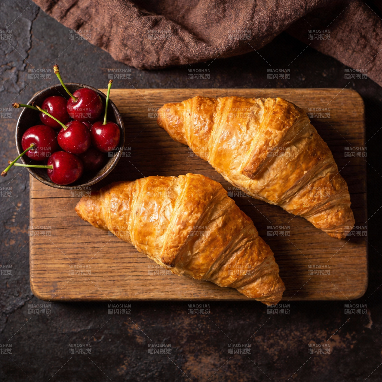 金黄羊角包配樱桃图片