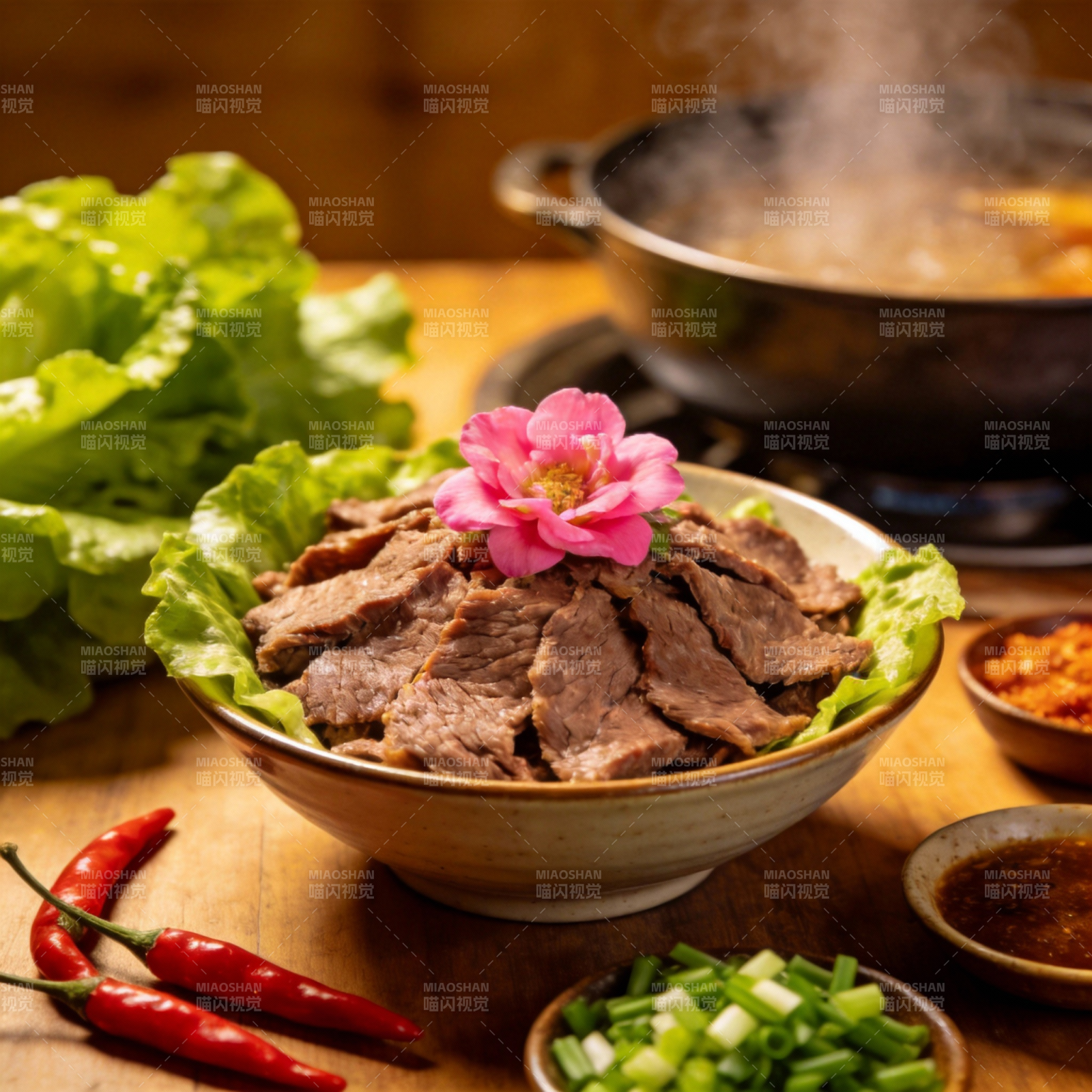 热气腾腾的牛肉宴图片