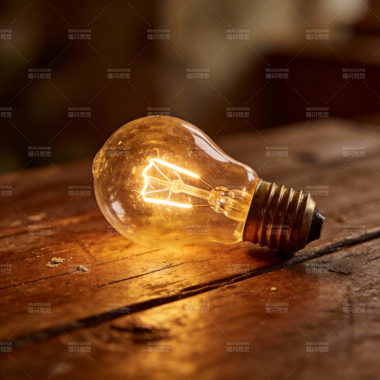 暖光灯泡静置木桌图片