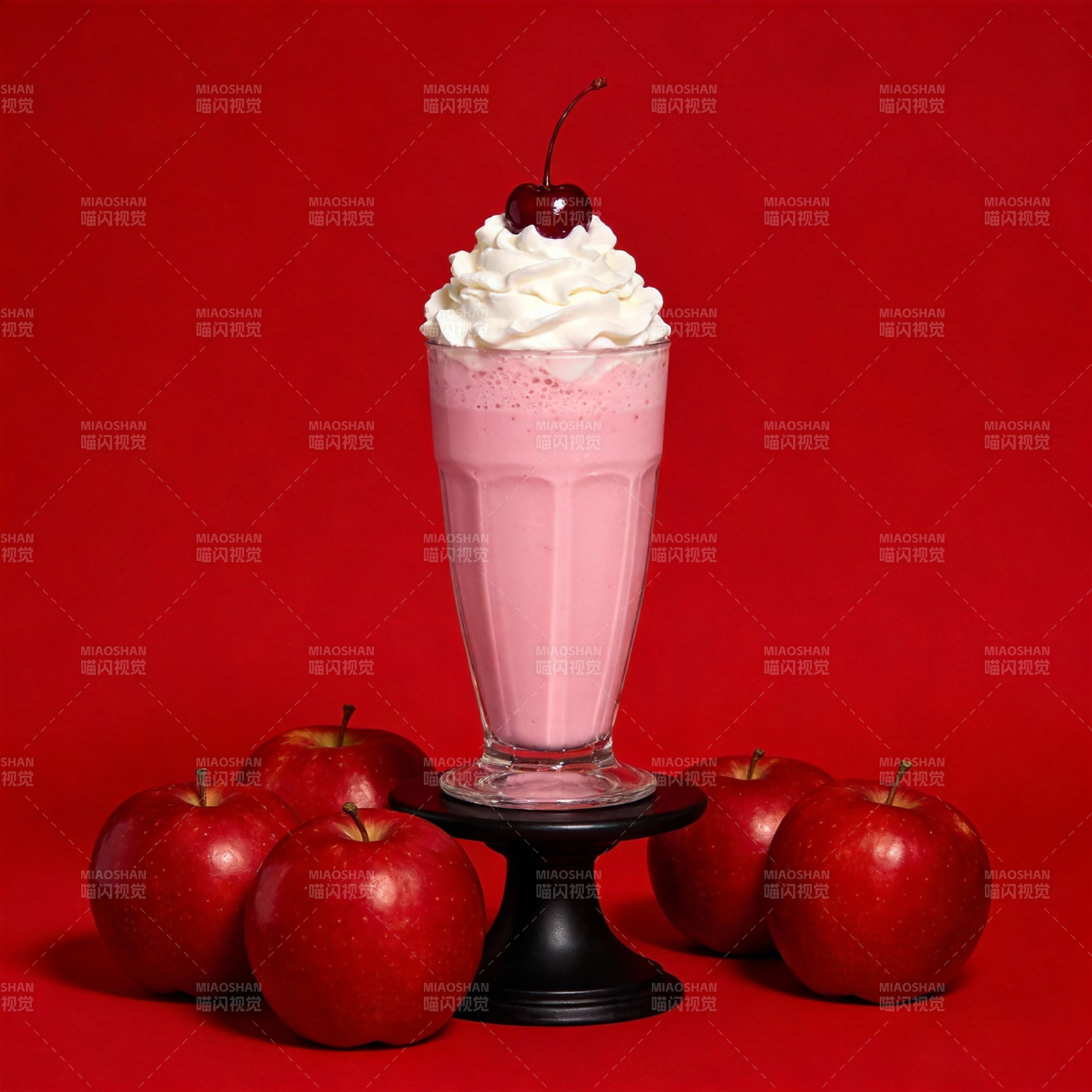 草莓奶昔配樱桃图片