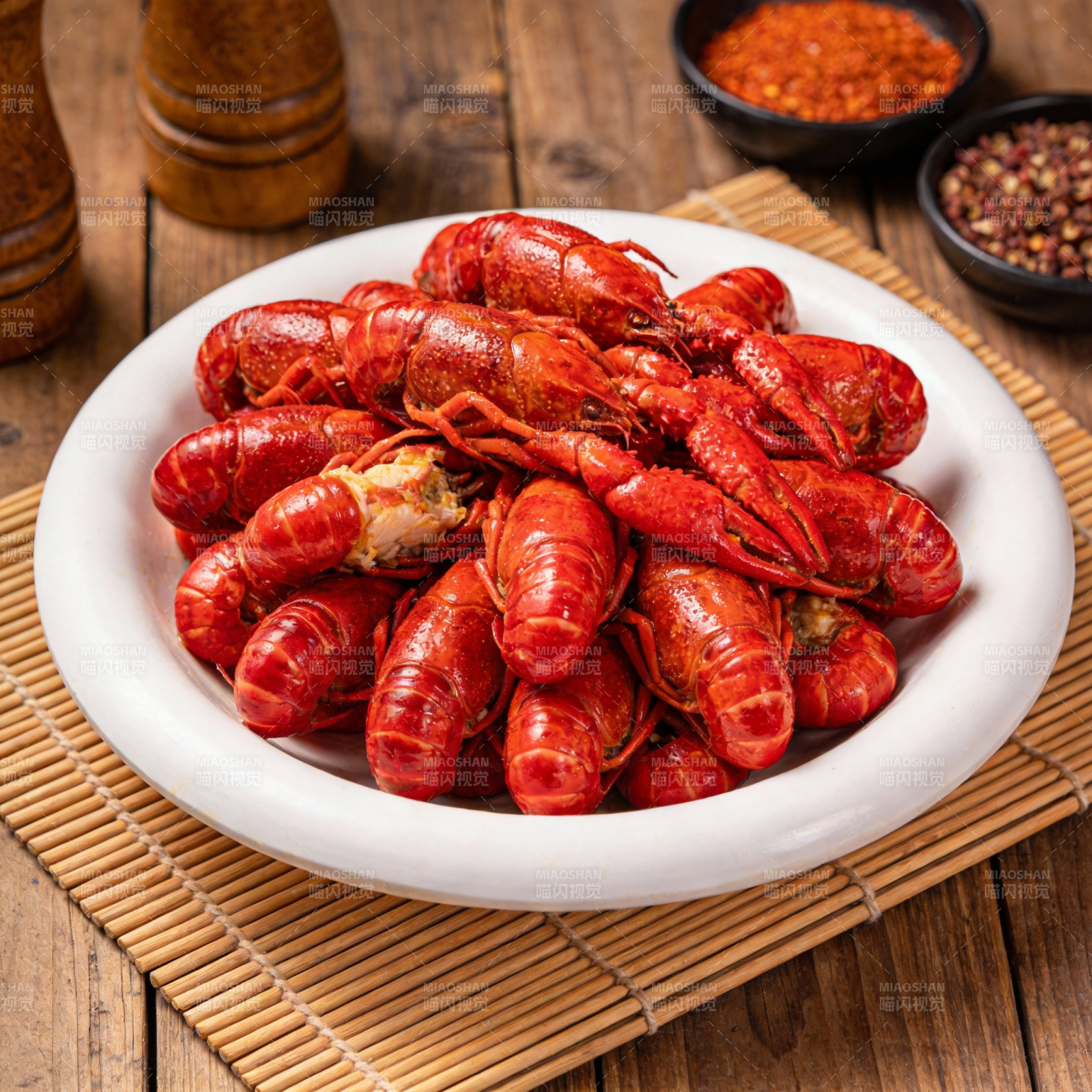 鲜红小龙虾盛宴图片