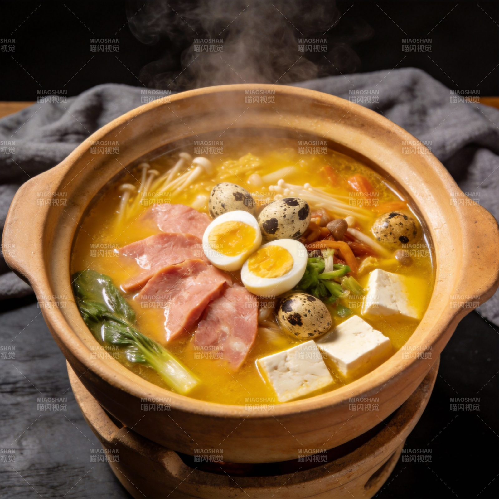 热气腾腾的砂锅宴图片