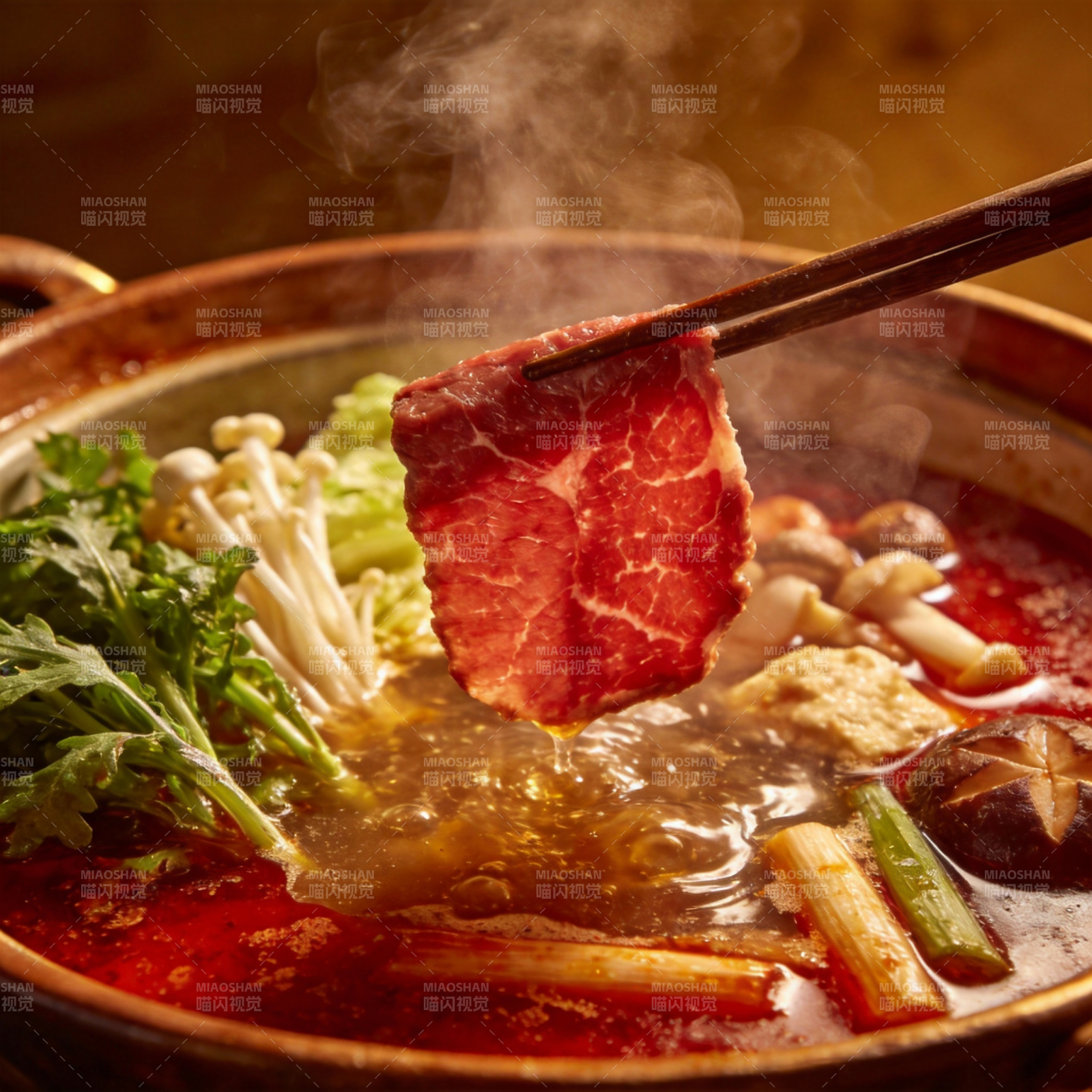 热气腾腾的火锅肉图片