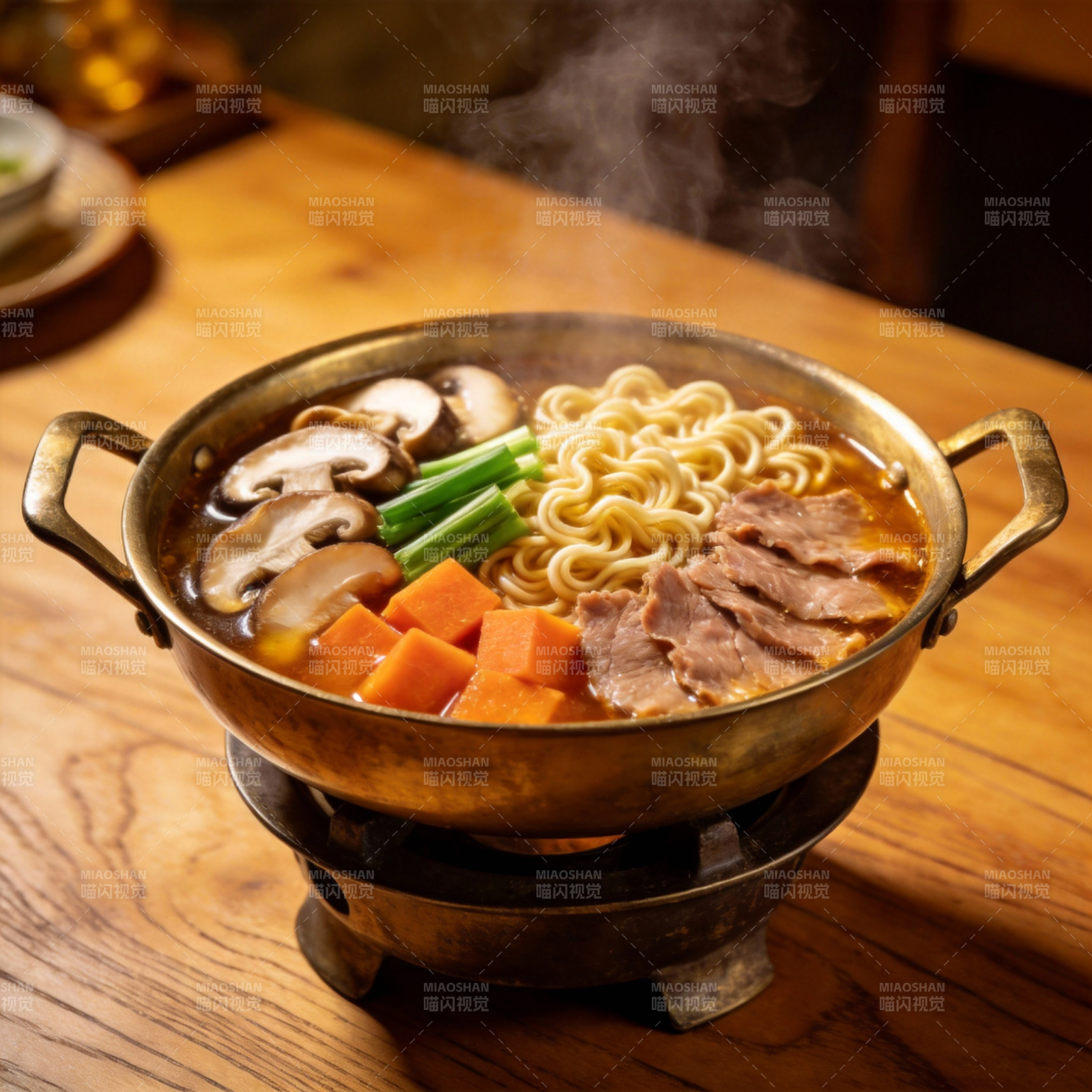 热气腾腾的锅物图片