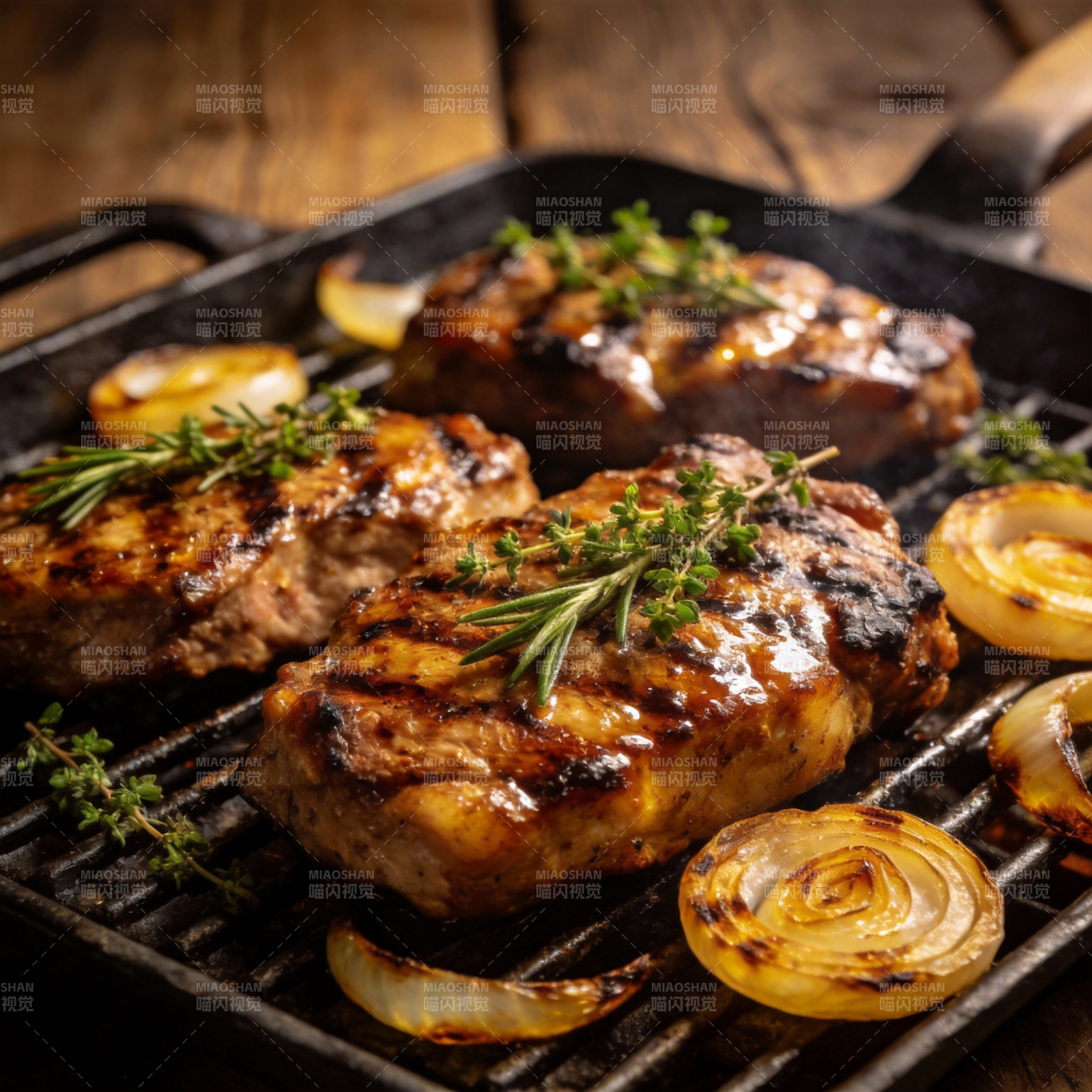 香煎猪排配迷迭香图片