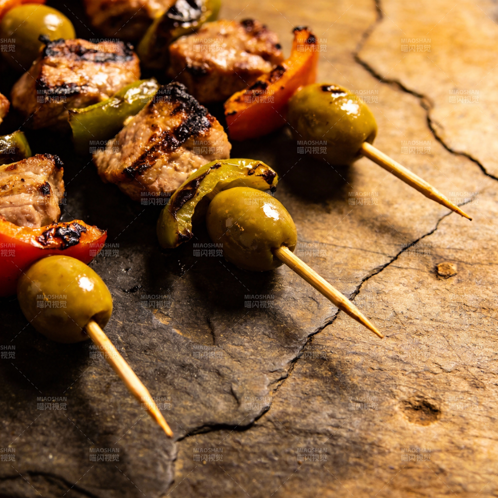 烤肉串配橄榄图片