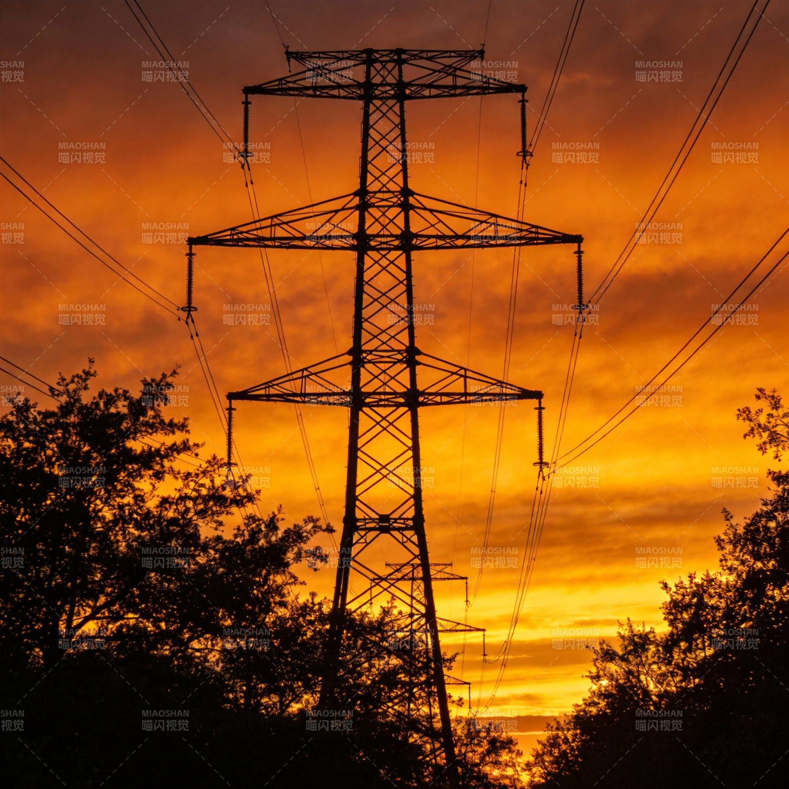 夕阳下的电塔剪影图片