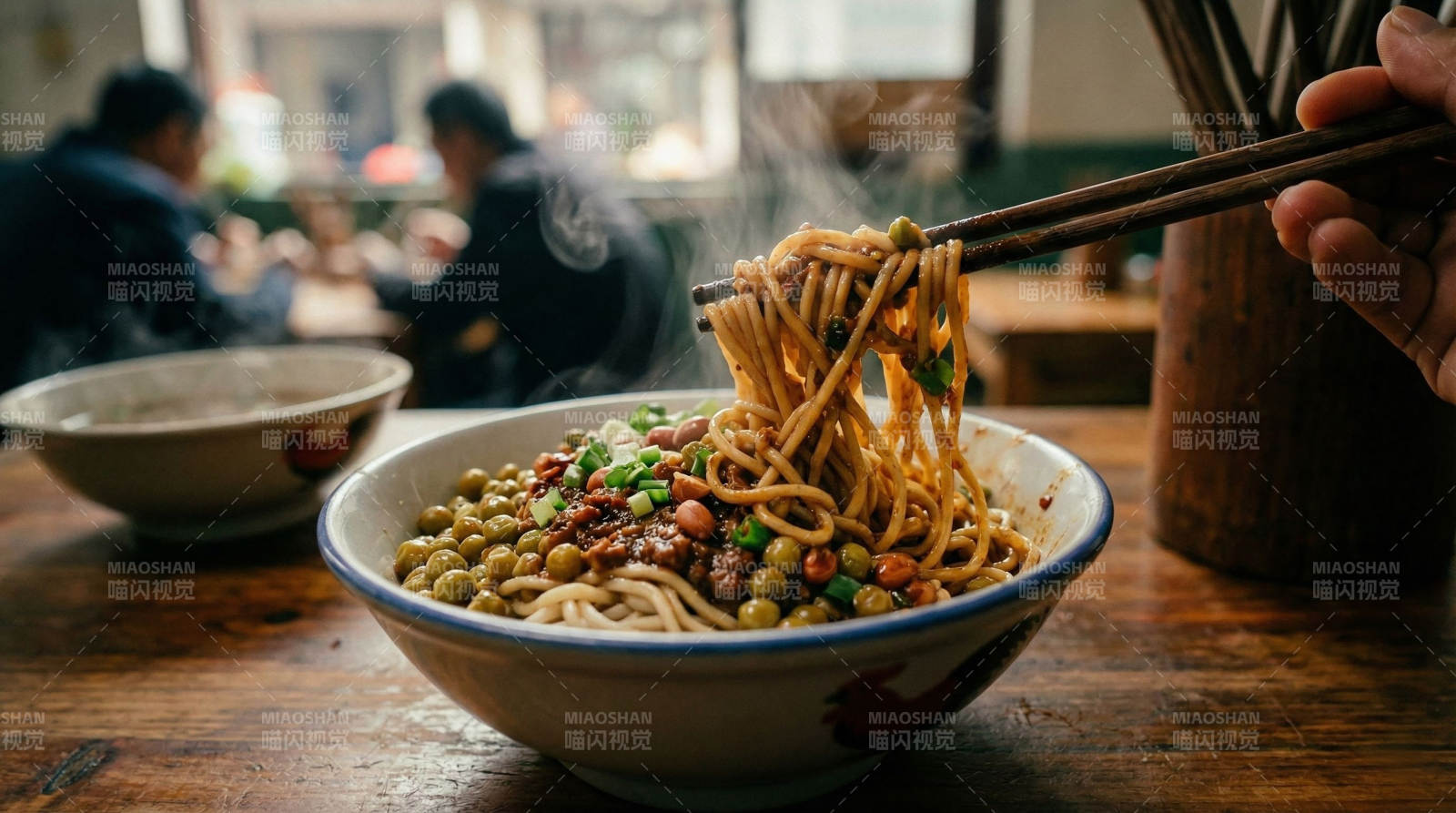 热腾腾的面条图片