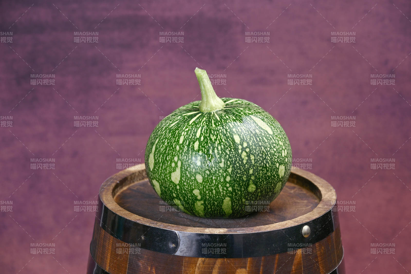 绿斑南瓜静置木桶图片
