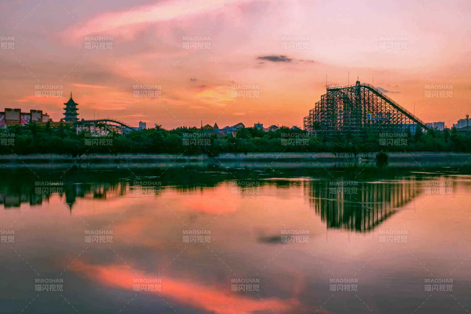 湖畔夕照映塔影图片