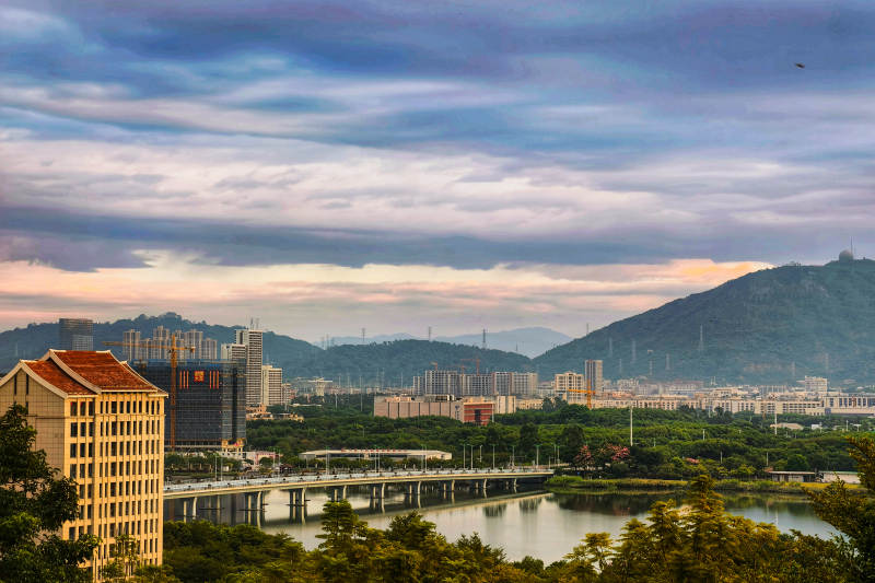 城市山水画卷图片