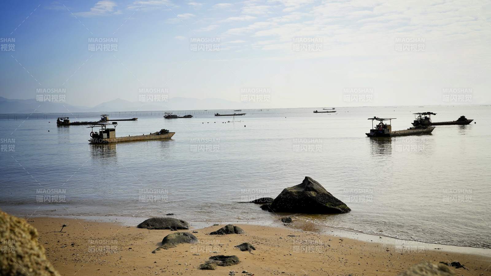 宁静海滩渔船图图片