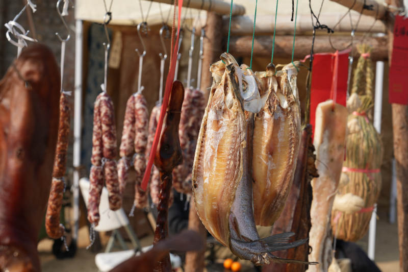 风干肉串挂架上图片