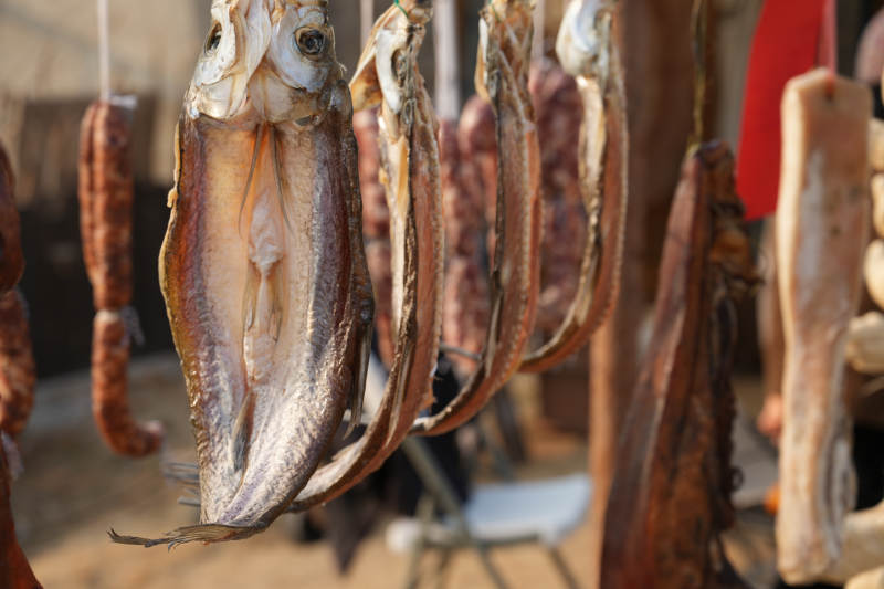 风干鱼肉悬挂出售图片