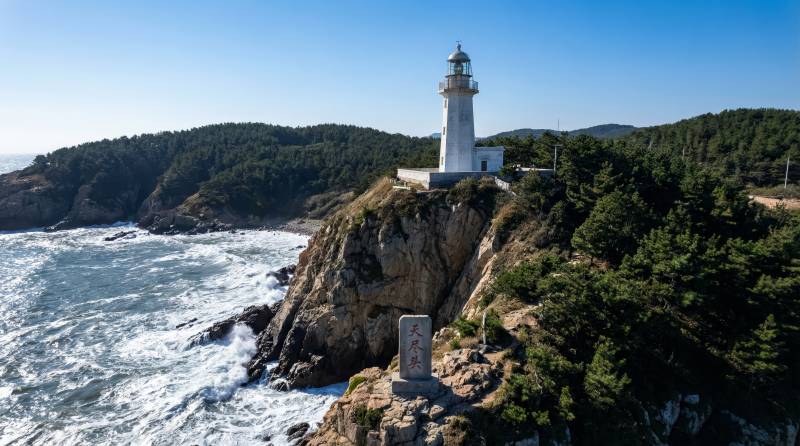 灯塔矗立悬崖边图片