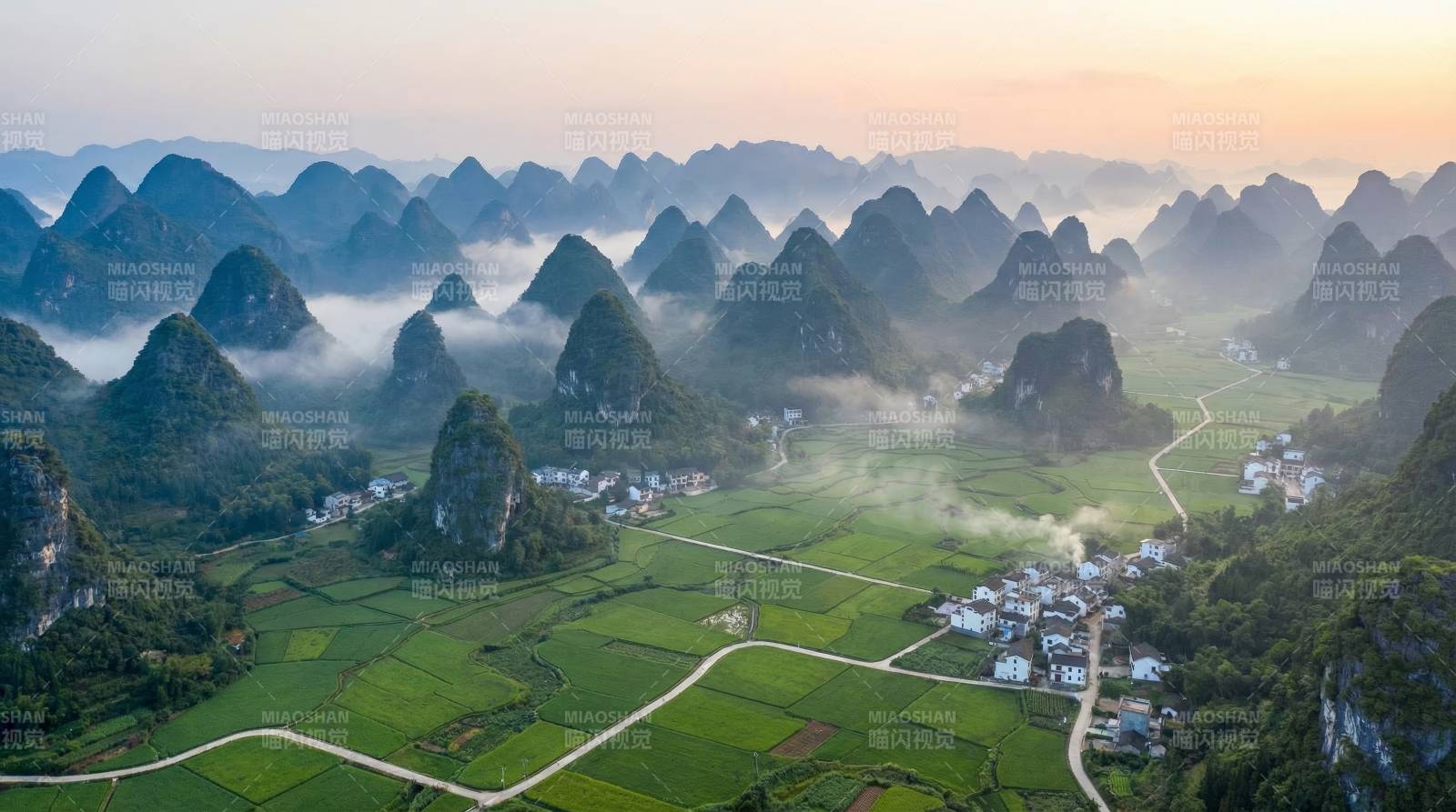 喀斯特田园晨雾图片