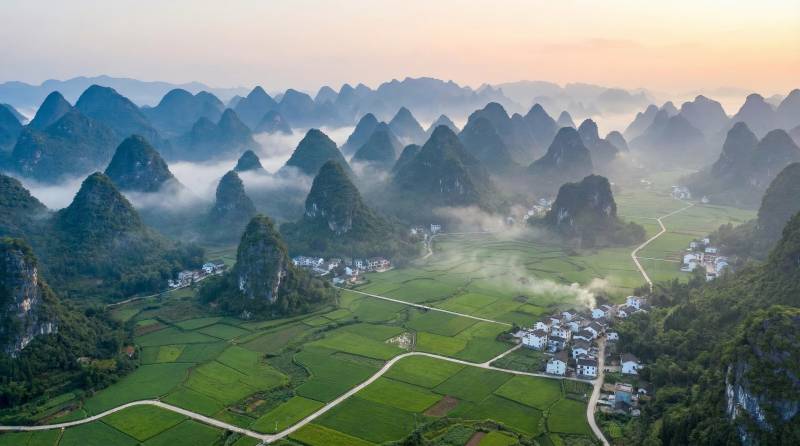 喀斯特田园晨雾图片