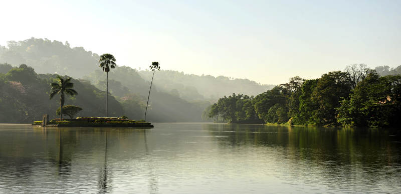 斯里兰卡湖光山色晨雾中图片