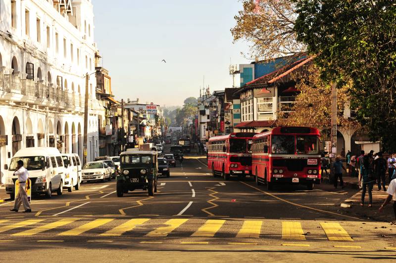 斯里兰卡城市街景 红公交穿行图片