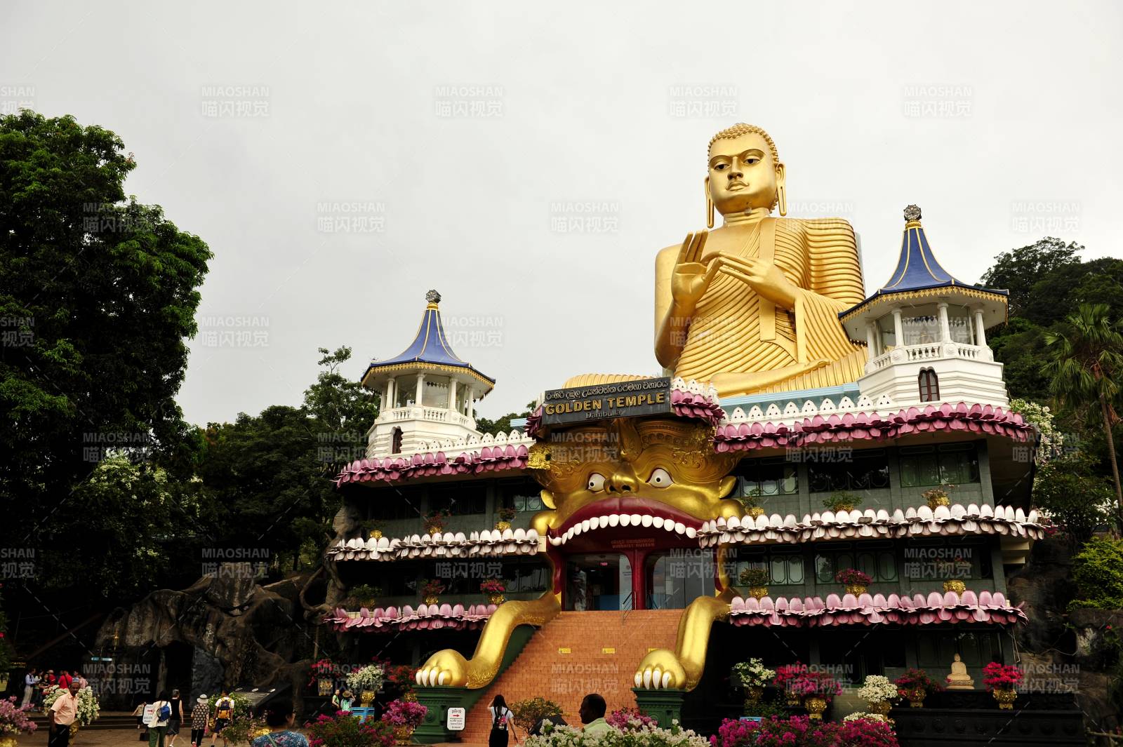 斯里兰卡金色佛像前的建筑图片
