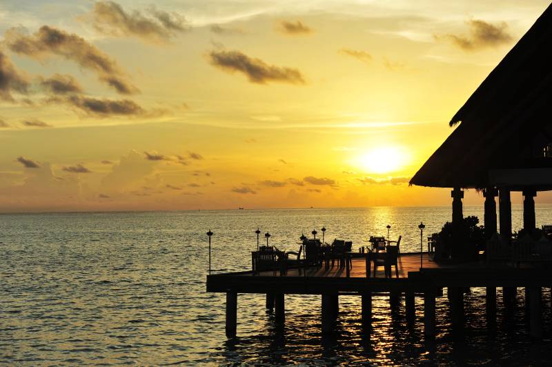 马尔代夫夕阳下的海景餐厅图片