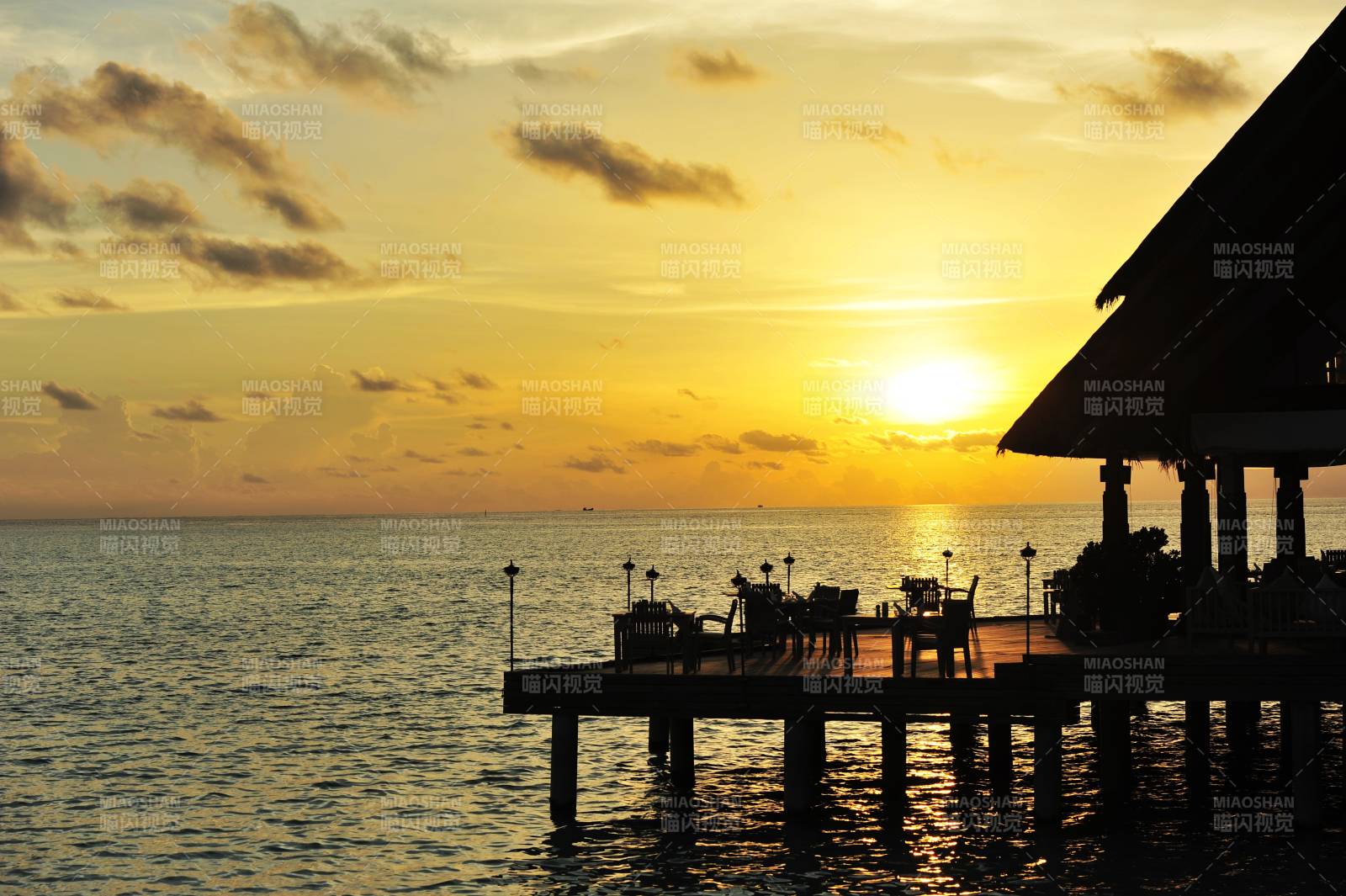 马尔代夫夕阳下的海景餐厅图片