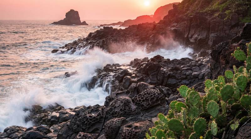 日落海岸浪花飞溅图片