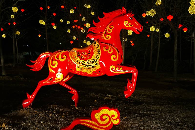 红马灯饰夜景图片