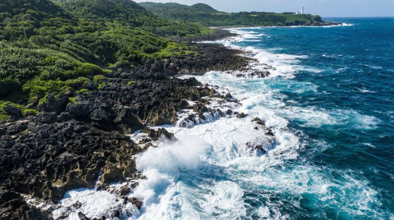 海岸浪花拍岩岸图片