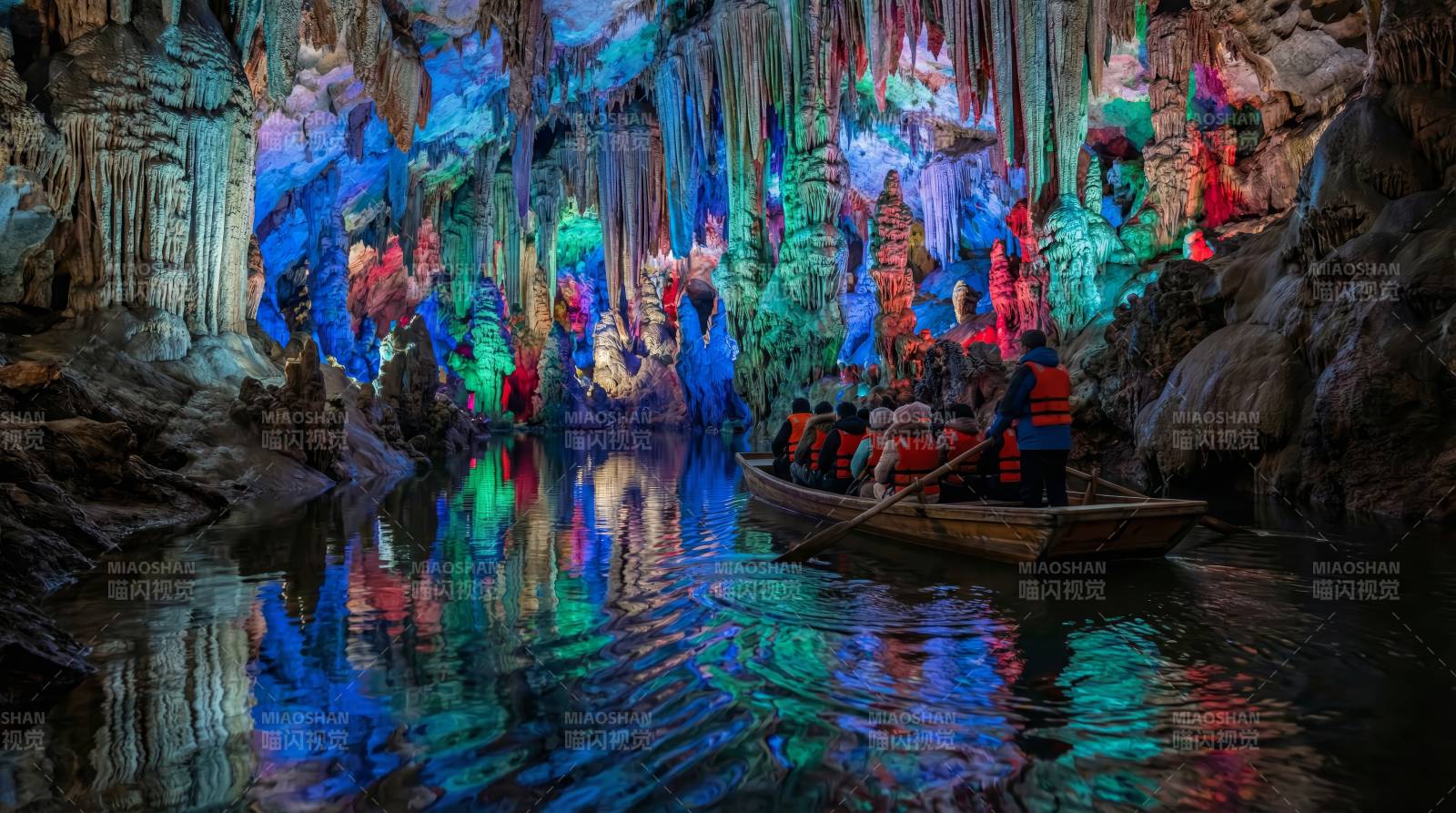 彩灯洞穴游船图片