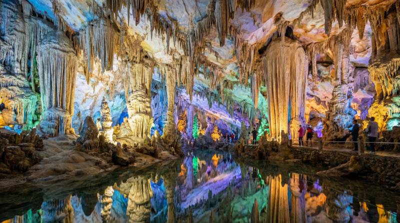 奇幻溶洞光影图片