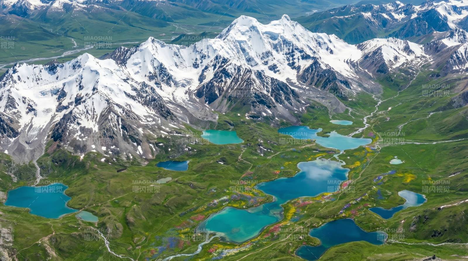 雪山碧湖风光图片