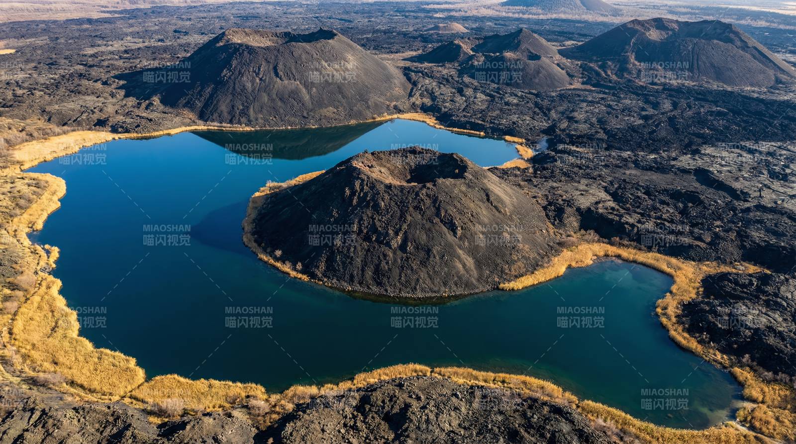 火山湖奇观图片