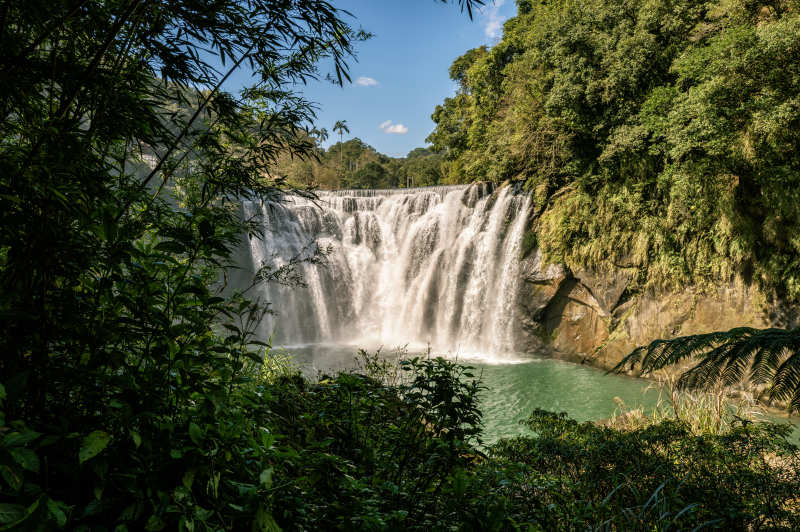 瀑布飞泻绿意盎然图片