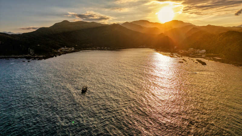 夕阳海景山影图片