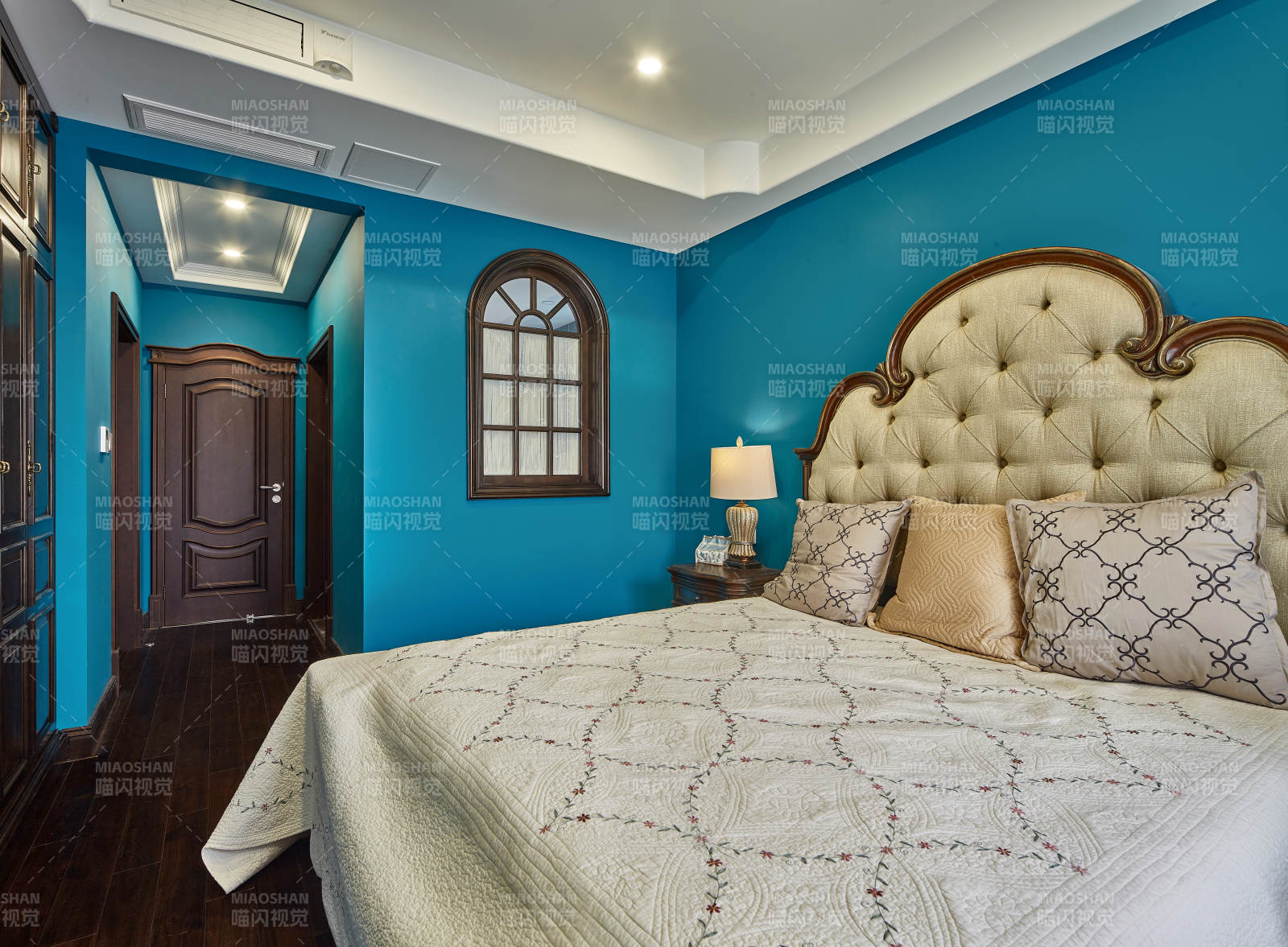 蓝色卧室温馨舒适图片