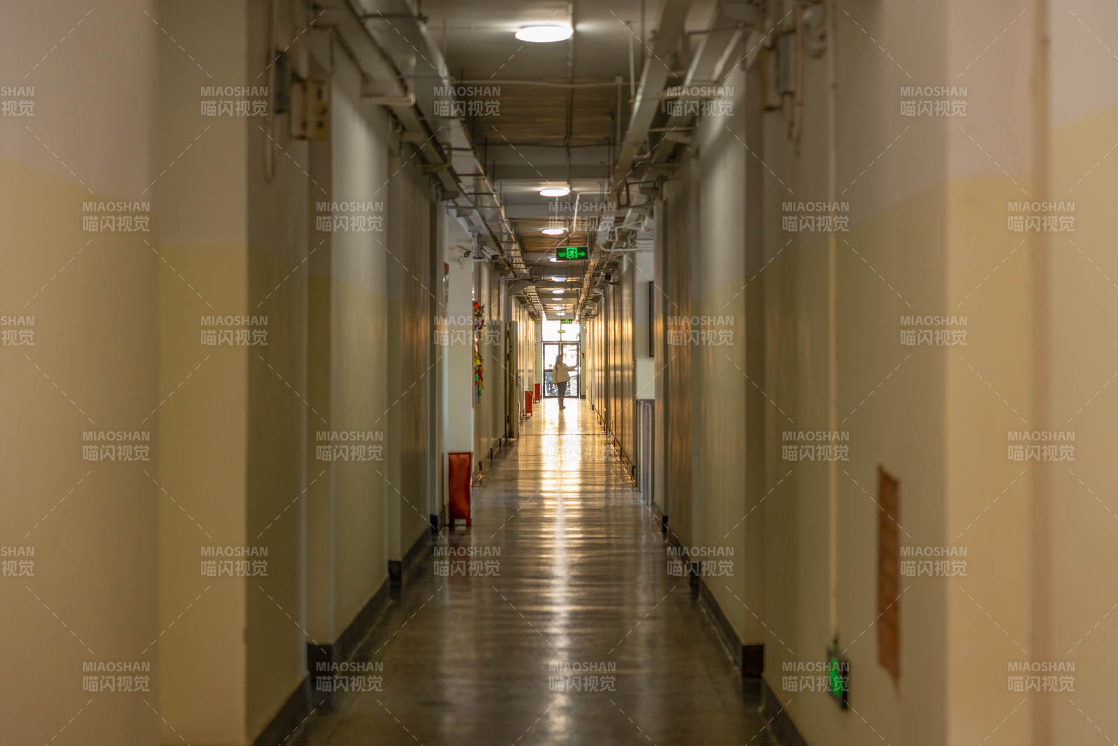 长廊尽头的光图片