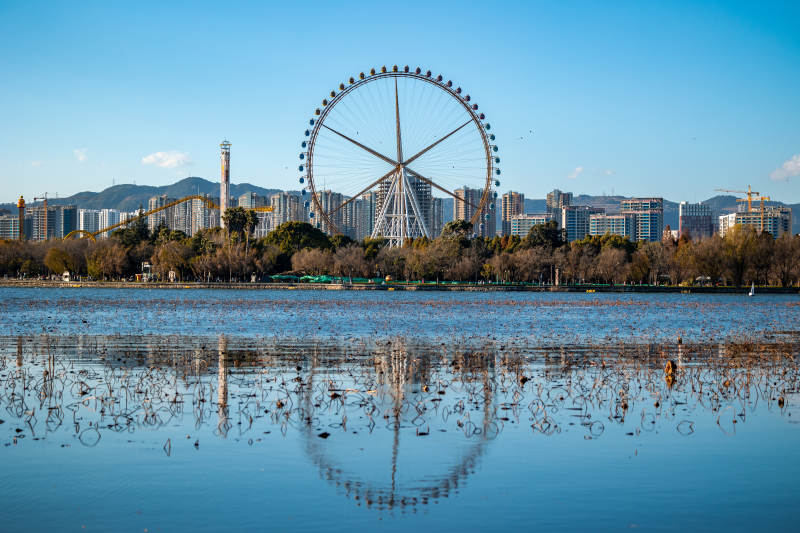 昆明大观楼公园摩天轮倒影湖面图片