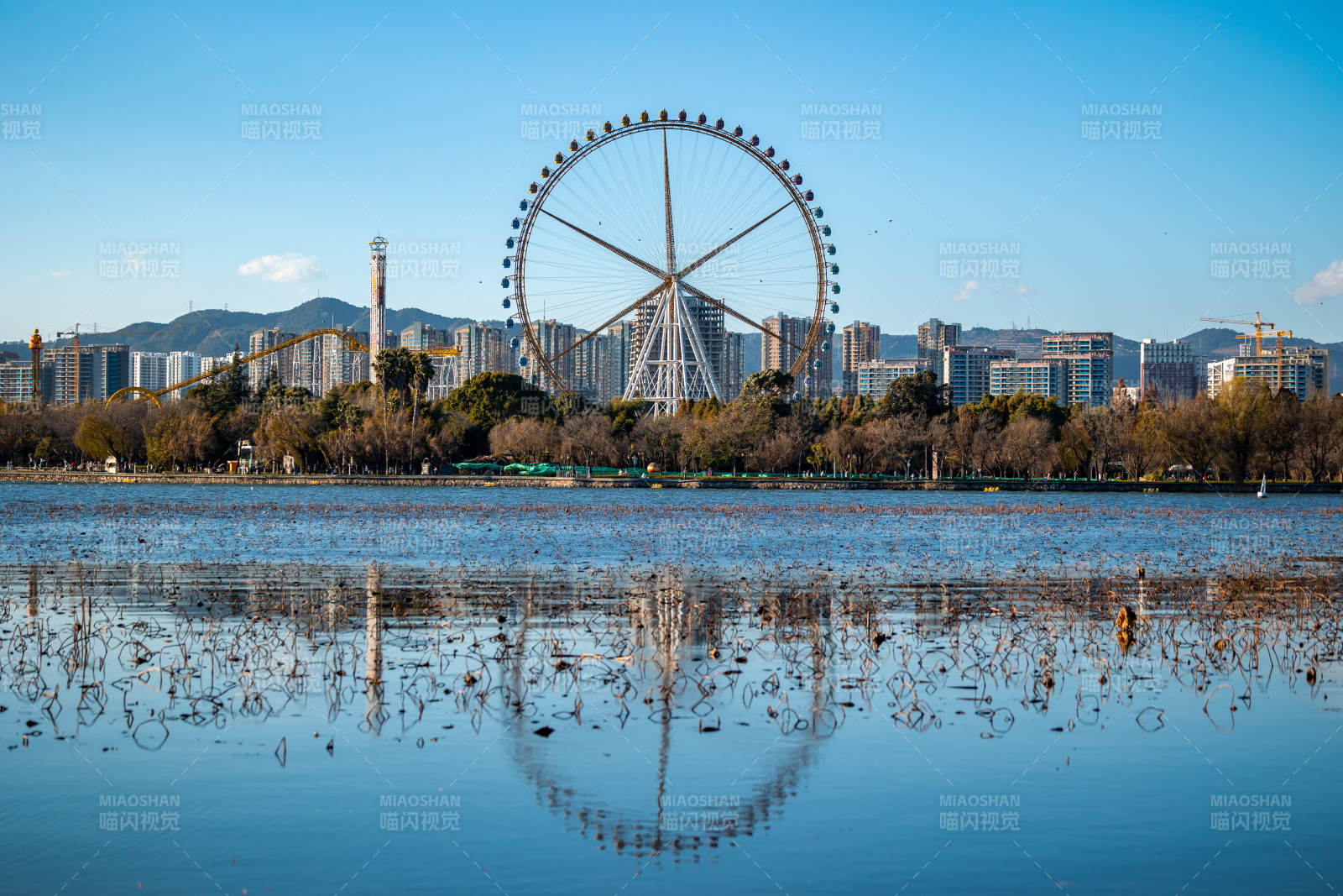昆明大观楼公园摩天轮倒影湖面图片