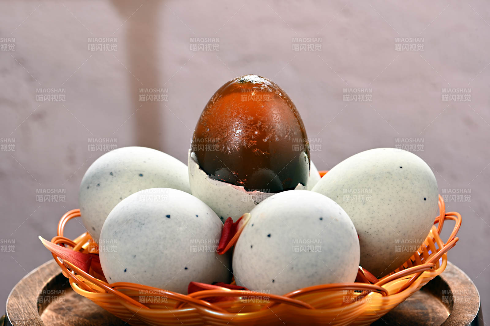 青灰色松花皮蛋特写图片