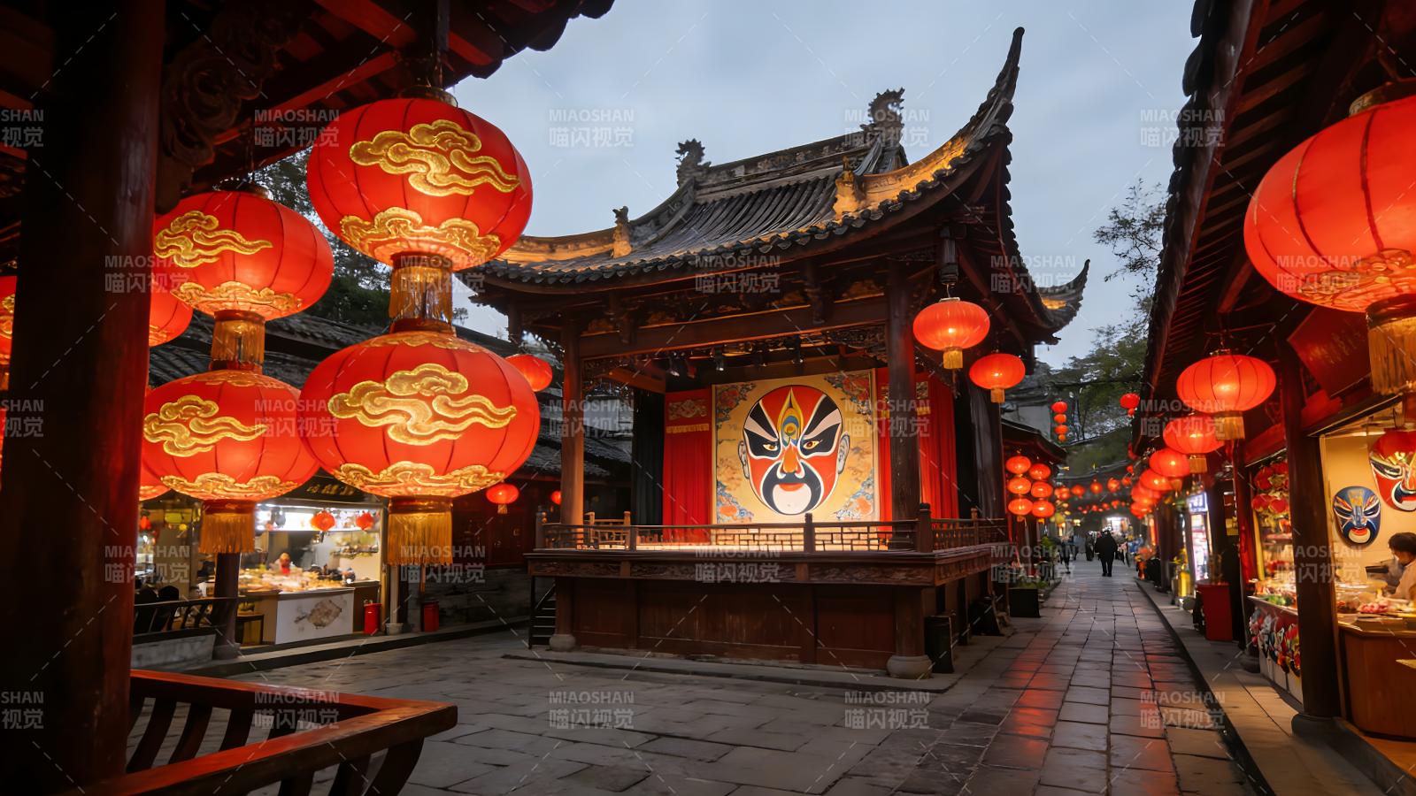 古街灯笼映戏台图片